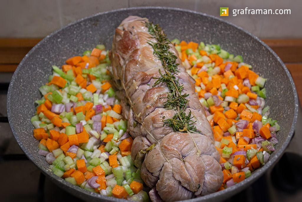 Arrosto di tacchino ripieno di carciofi