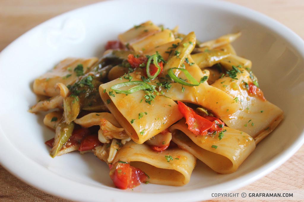 Calamarata con seppia, asparagi e datterini