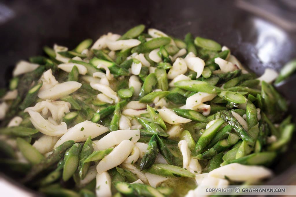 Calamarata con seppia, asparagi e datterini