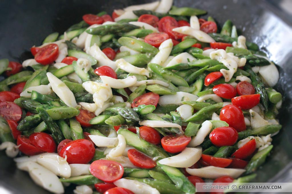 Calamarata con seppia, asparagi e datterini