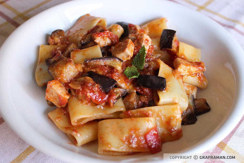 Calamarata con pesce spada, melanzane e pomodorini