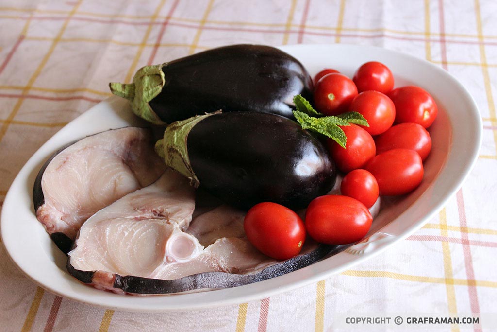 Calamarata con pesce spada, melanzane e pomodorini