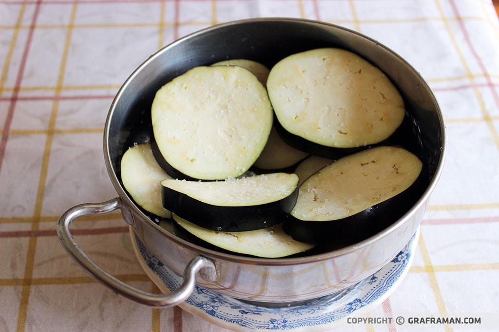 Calamarata con pesce spada, melanzane e pomodorini