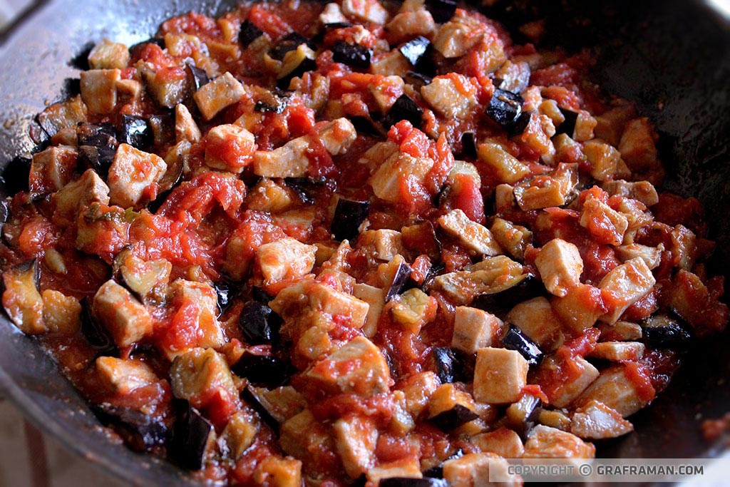 Calamarata con pesce spada, melanzane e pomodorini