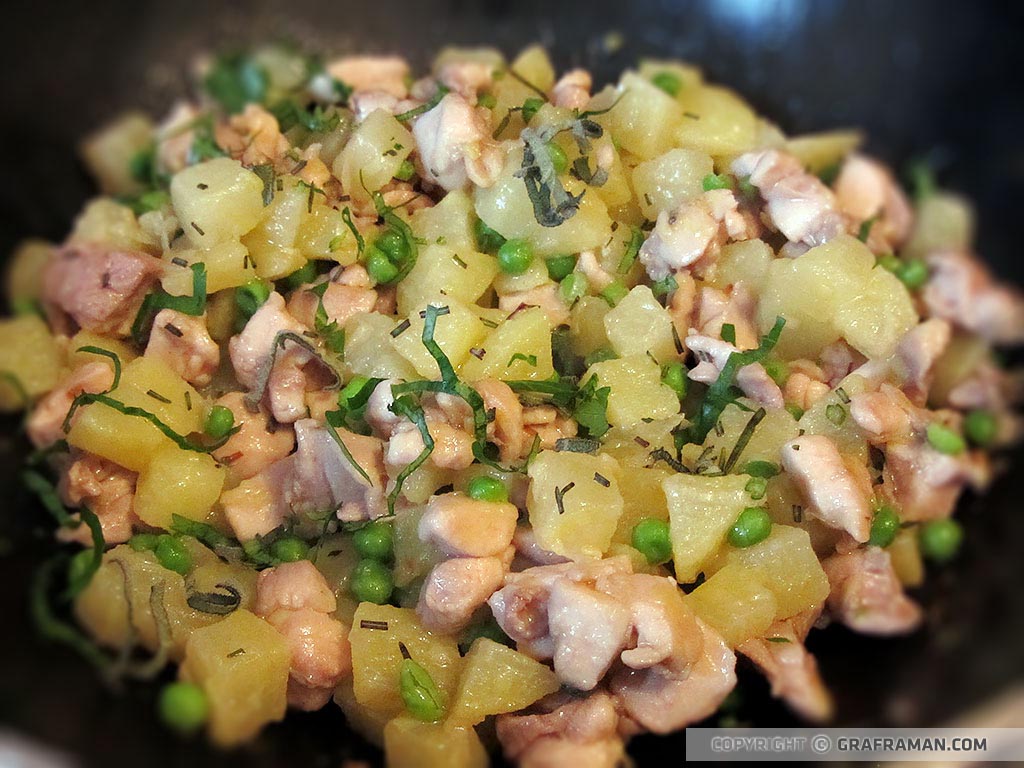 Dadolata di pollo con patate e piselli