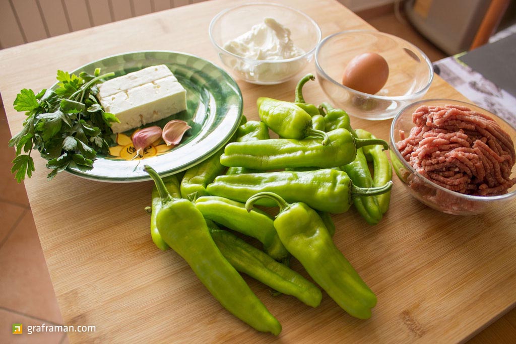 Friggitelli ripieni con carne e feta