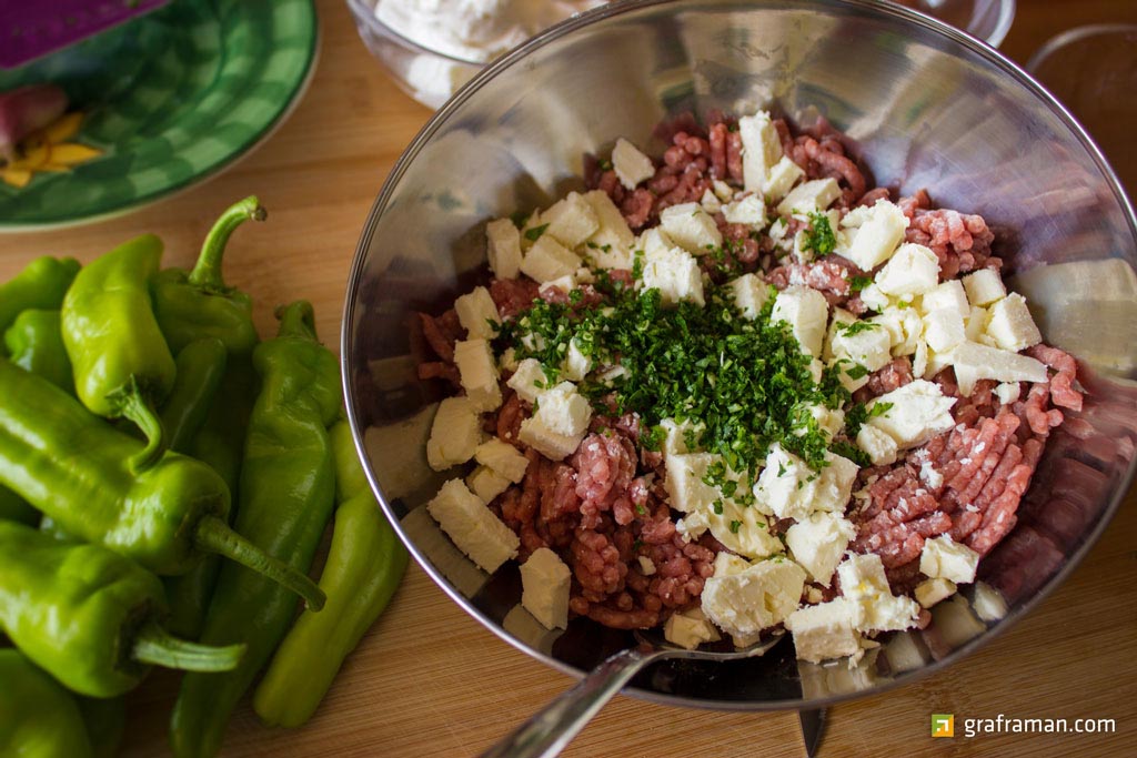 Friggitelli ripieni con carne e feta