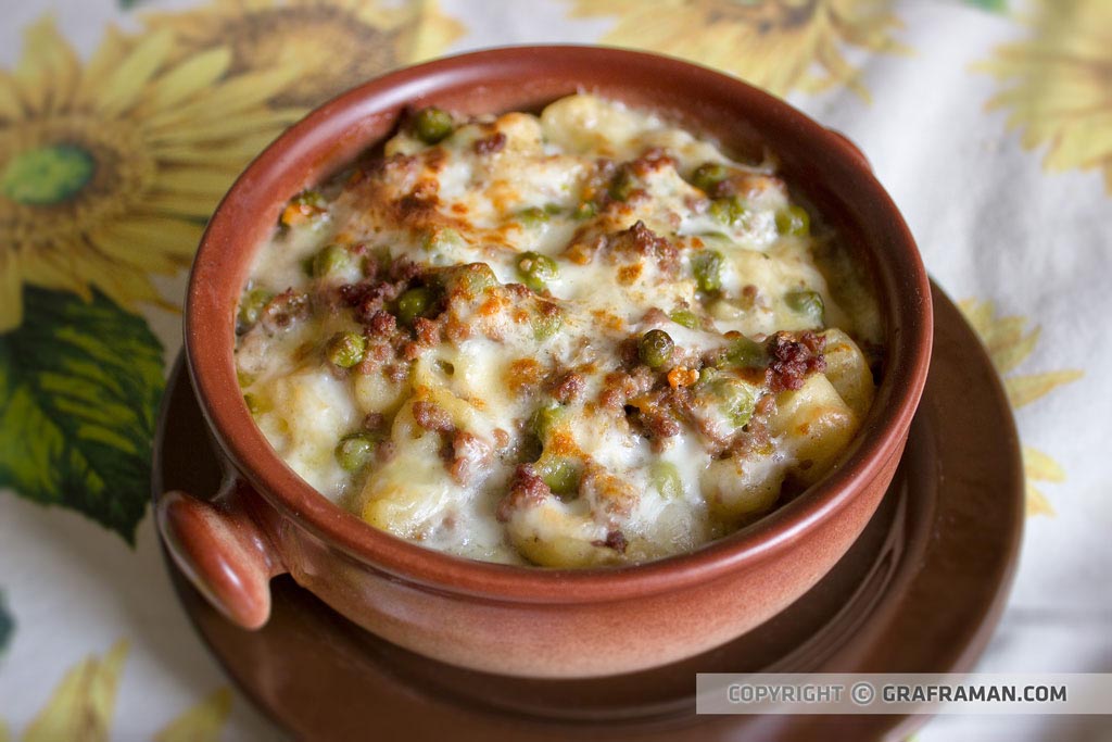 Gnocchi al tegamino con ragù bianco e mozzarella di bufala