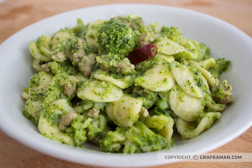 Orecchiette con broccoli e salsiccia