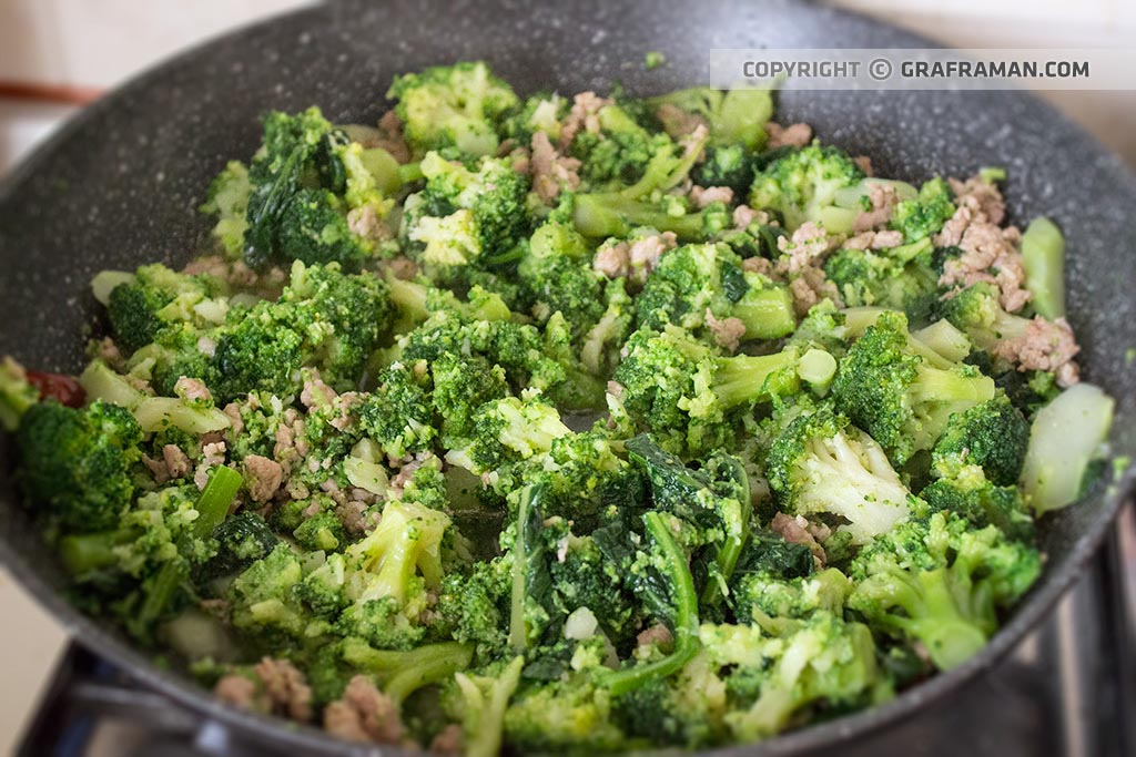 Orecchiette con broccoli e salsiccia