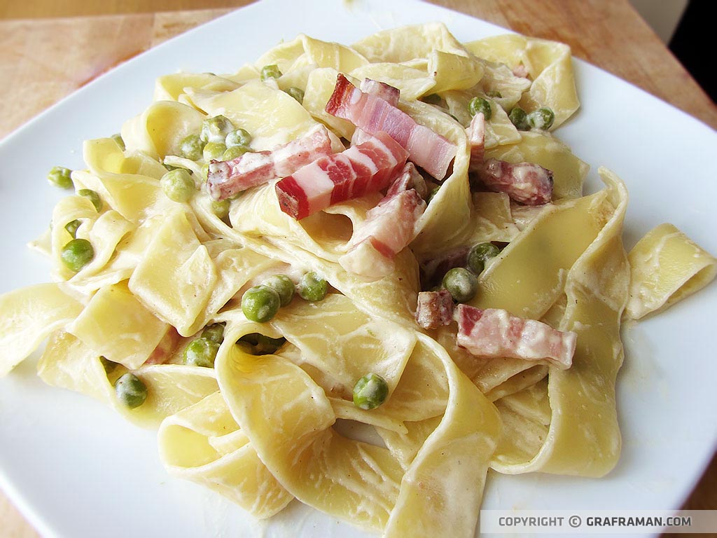 Pappardelle con pancetta e piselli