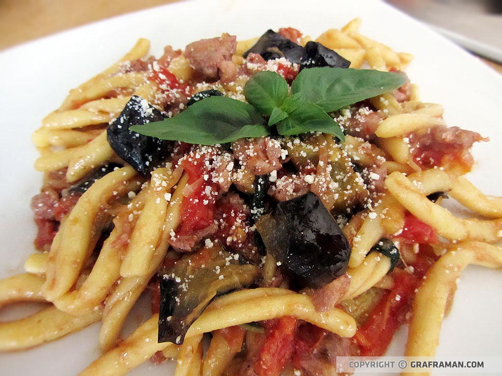 Pasta fresca con salsiccia e melanzane