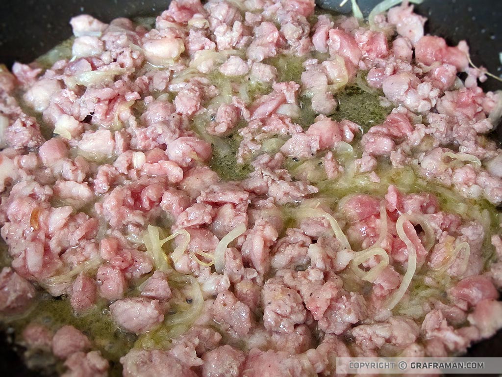 Pasta fresca con salsiccia e melanzane