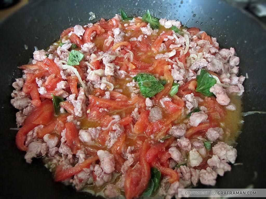 Pasta fresca con salsiccia e melanzane