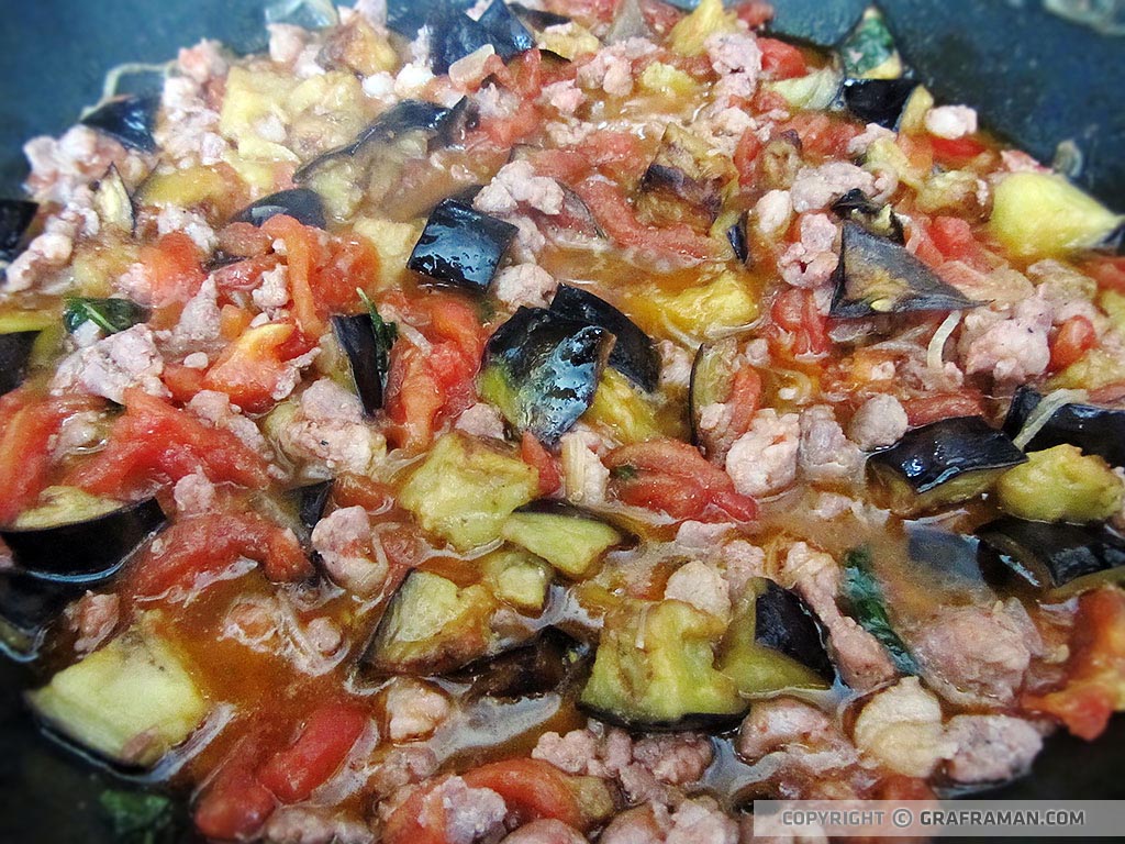 Pasta fresca con salsiccia e melanzane