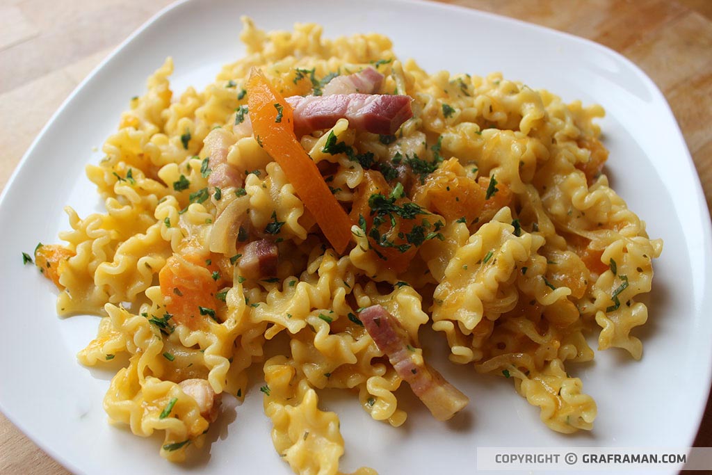 Pasta con crema di zucca, pancetta e gorgonzola