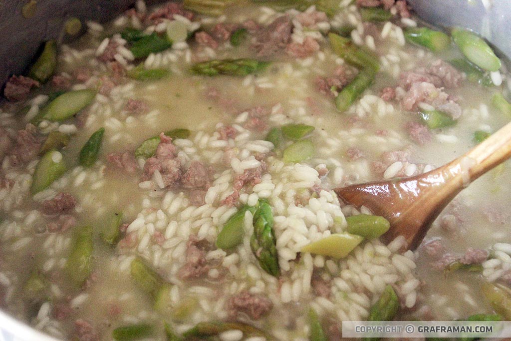 Risotto con asparagi e salsiccia