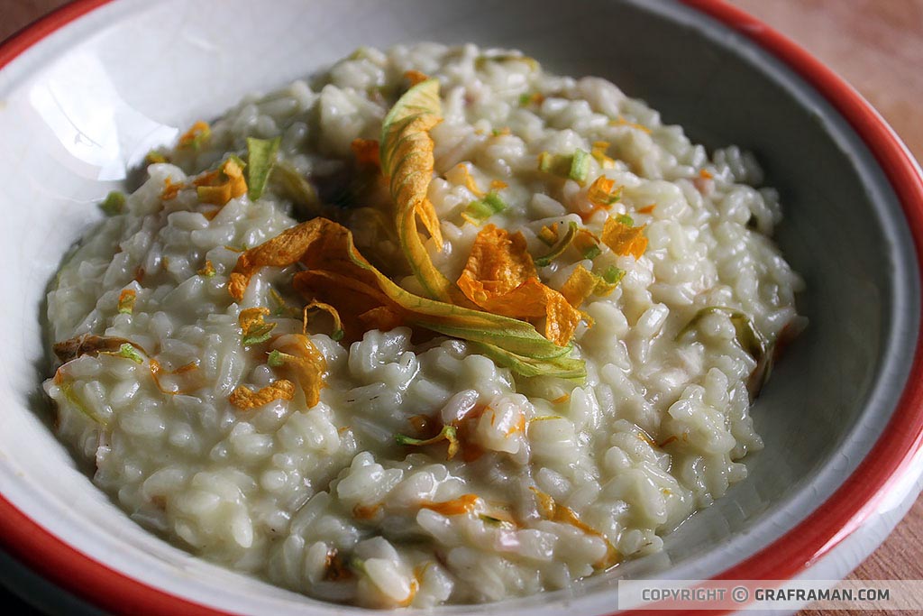 Risotto con fiori di zucca, pancetta e provola affumicata