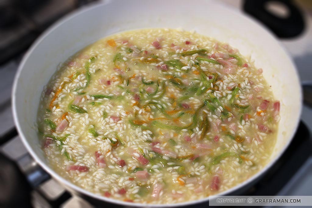 Risotto con fiori di zucca, pancetta e provola affumicata