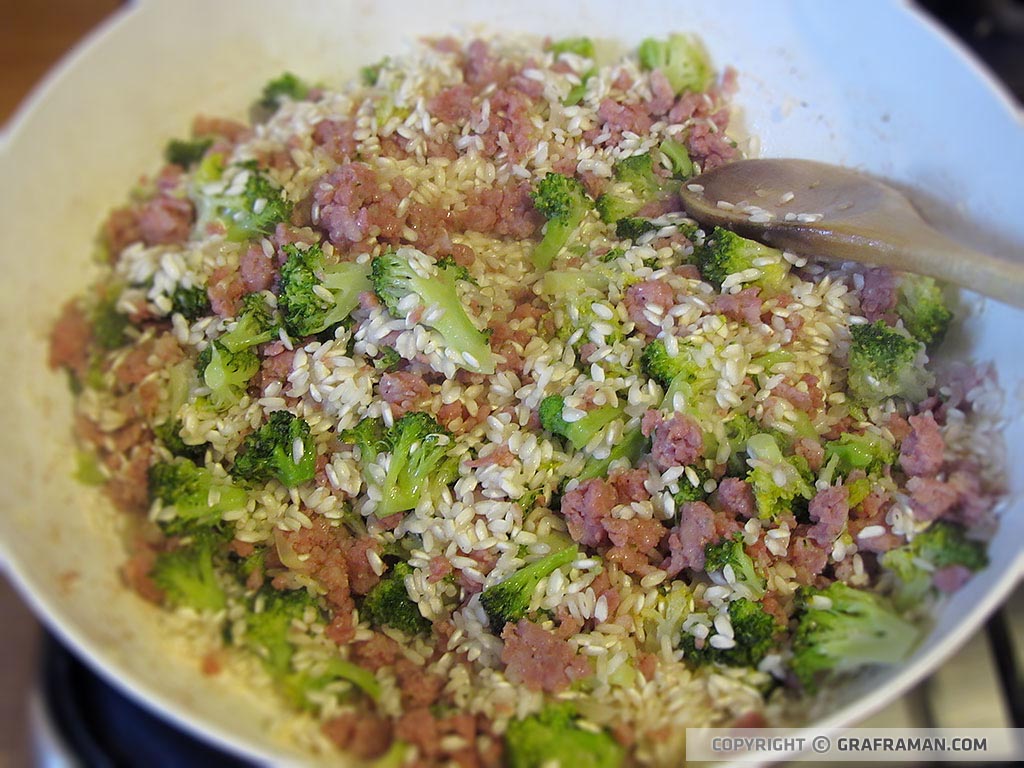 Risotto con salsiccia e broccoletti