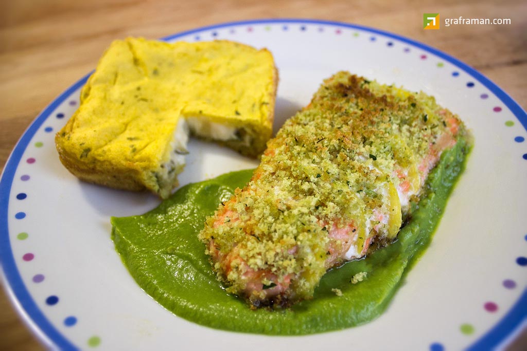 Salmone al forno su crema di piselli e tortino di patate ripieno di zucchine e gamberetti