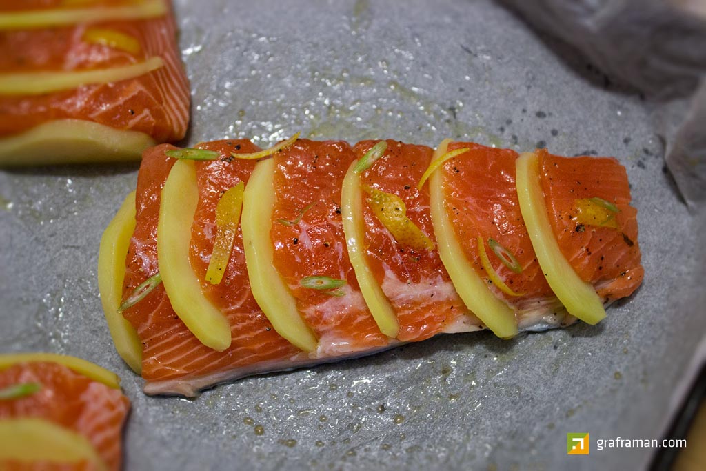 Salmone al forno su crema di piselli e tortino di patate ripieno di zucchine e gamberetti