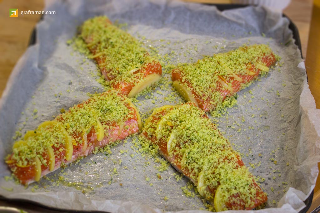 Salmone al forno su crema di piselli e tortino di patate ripieno di zucchine e gamberetti