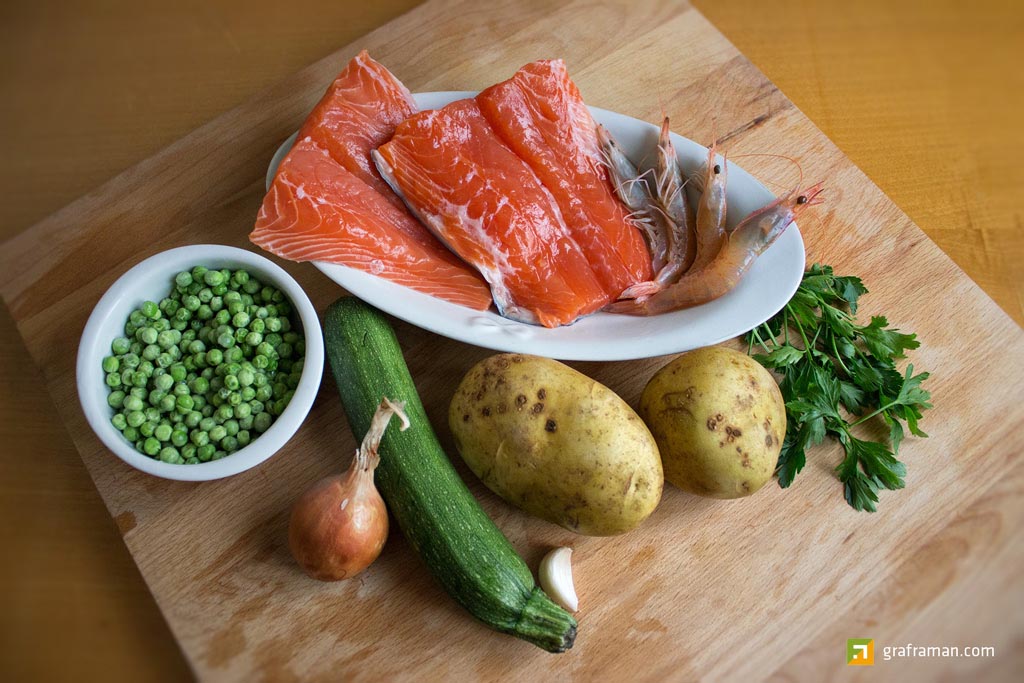 Salmone al forno su crema di piselli e tortino di patate ripieno di zucchine e gamberetti