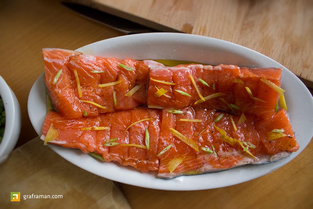 Salmone al forno su crema di piselli e tortino di patate ripieno di zucchine e gamberetti