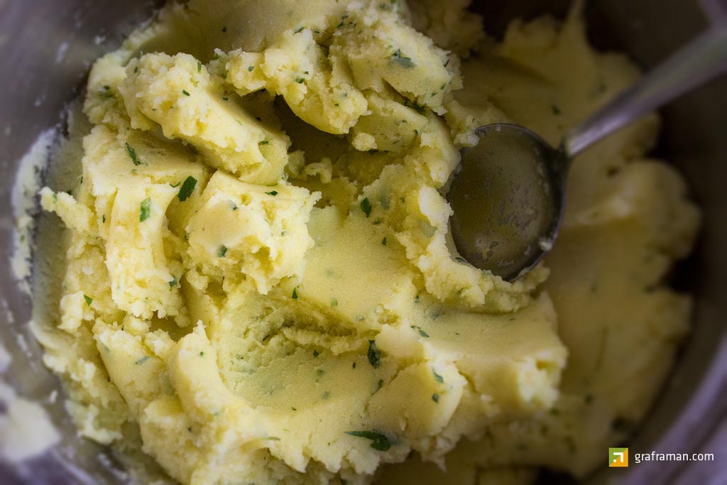 Salmone al forno su crema di piselli e tortino di patate ripieno di zucchine e gamberetti