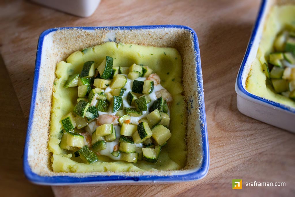 Salmone al forno su crema di piselli e tortino di patate ripieno di zucchine e gamberetti