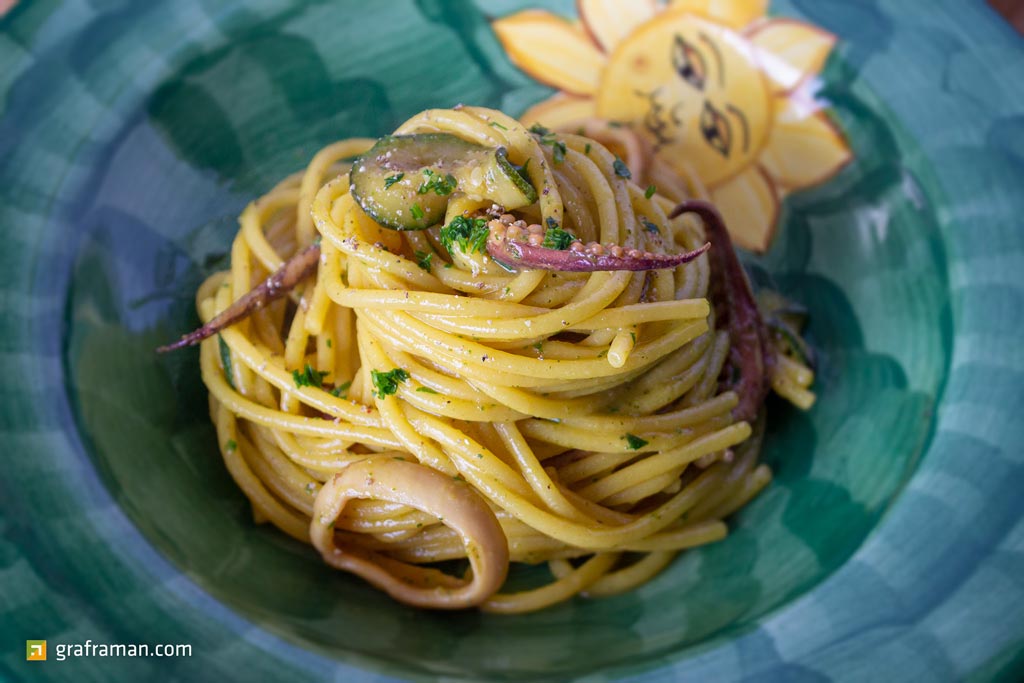 Spaghetti totani, zucchine e zafferano