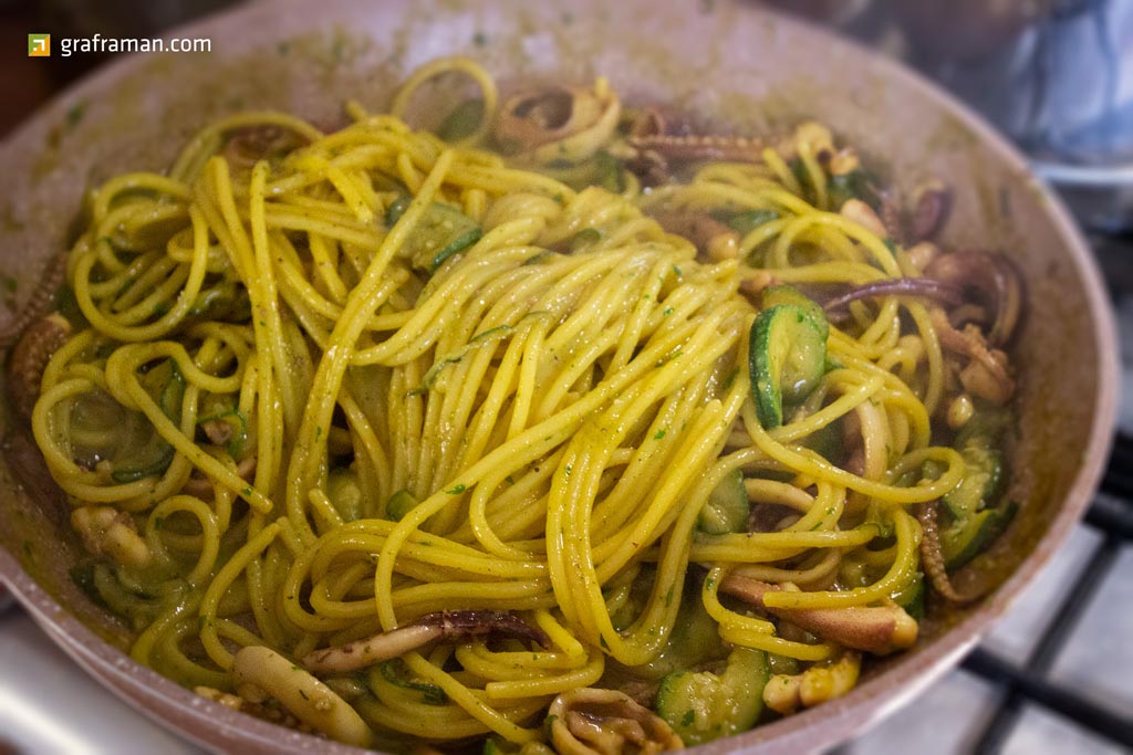 Spaghetti totani, zucchine e zafferano