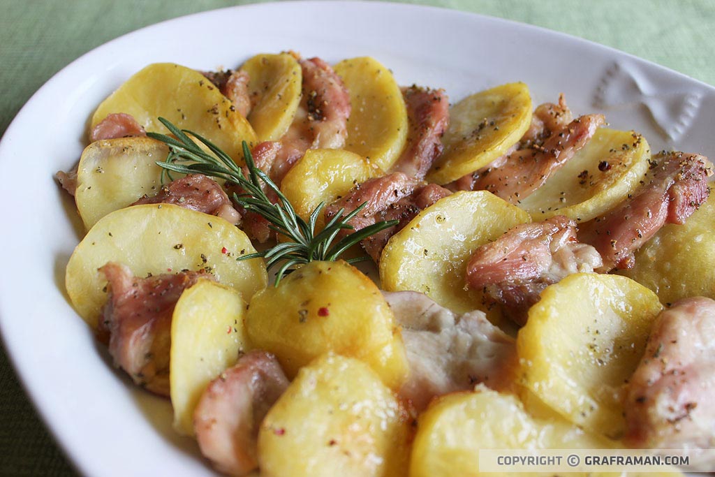 Teglia di pollo e patate al forno