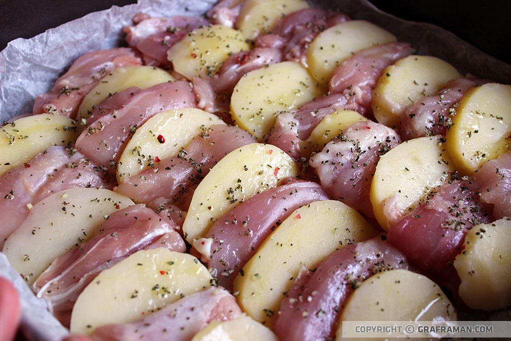 Teglia di pollo e patate al forno