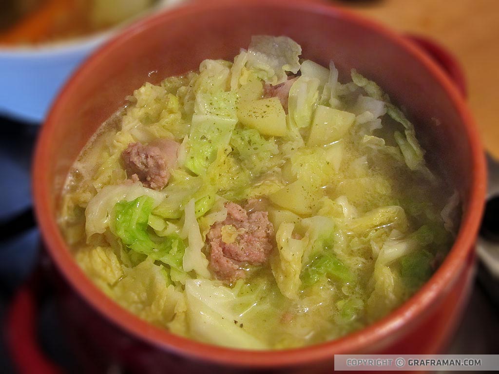 Zuppa di verze e patate con bocconcini di salsiccia