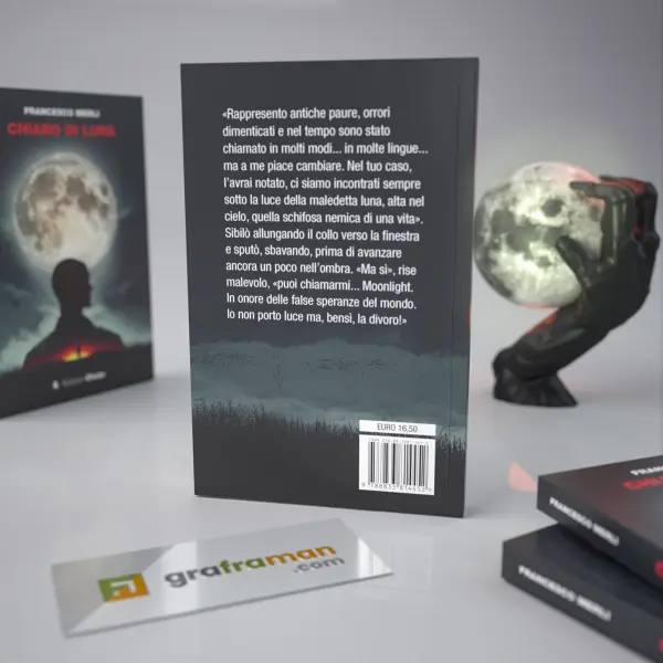 Rendering 3D ravvicinato del retro copertina di "Chiaro di luna" con il monologo dell'entità Moonlight, e la statuetta della mano artigliata sullo sfondo - Graframan