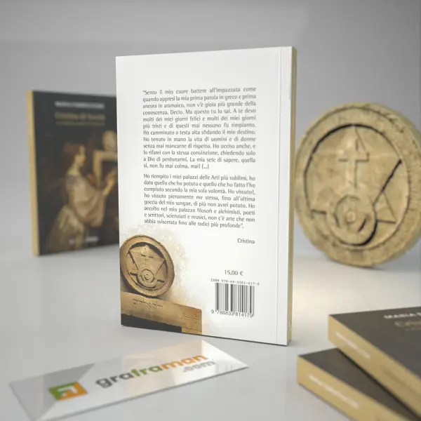 Rendering 3D ravvicinato del retro copertina di "Cristina di Svezia e il labirinto perduto di Trastevere" con la citazione della regina, accanto alla Porta Magica - Graframan