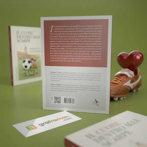 Retro di copertina del libro «Il cuore dentro alle scarpe» in primo piano, con sinossi nel riquadro rosso, note biografiche degli autori, QR code, ISBN e logo Atlantide Editore - Graframan