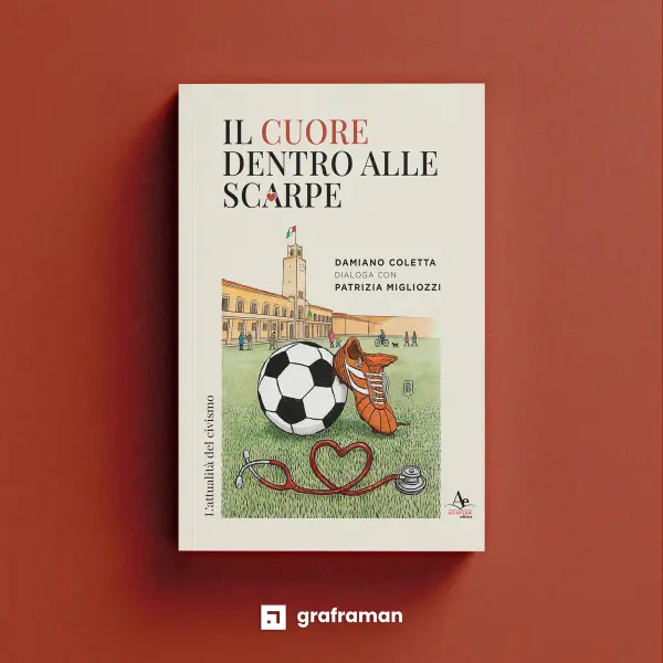 Mockup della copertina del libro «Il cuore dentro alle scarpe» su sfondo rosso, con l'illustrazione di Fabrizio Gargano: pallone, scarpa da calcio e stetoscopio a forma di cuore davanti al palazzo comunale di Latina - Graframan