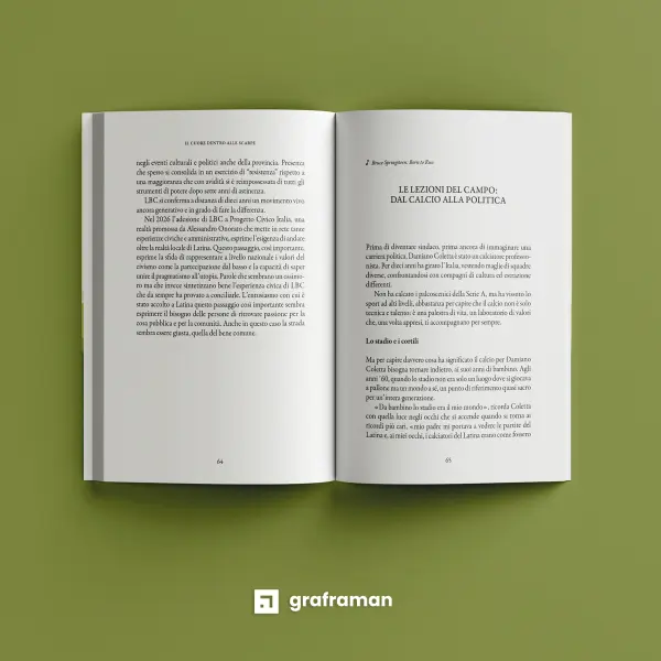 Mockup del libro «Il cuore dentro alle scarpe» aperto a doppia pagina, con l'apertura del capitolo «Le lezioni del campo: dal calcio alla politica» e il rimando al brano di Bruce Springsteen in testa alla pagina - Graframan