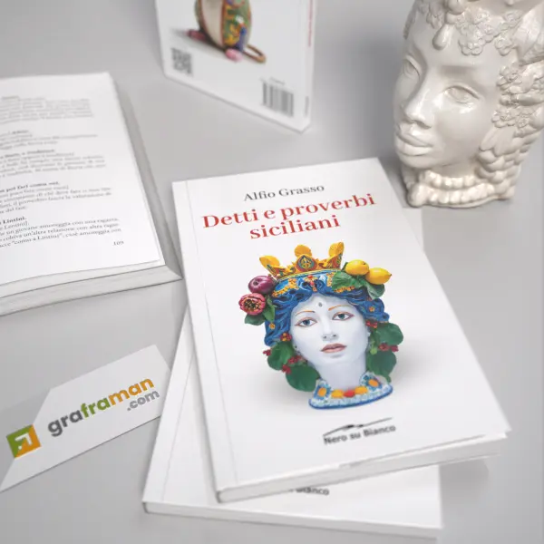 Mockup ravvicinato della copertina con testa di moro siciliana e pagina interna del libro "Detti e proverbi siciliani" - Graframan