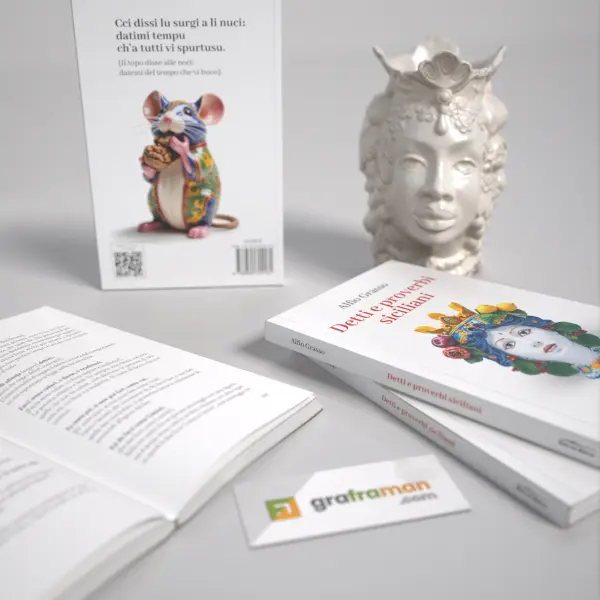Mockup d'insieme con copertina, retro e decorazione in ceramica siciliana - Graframan