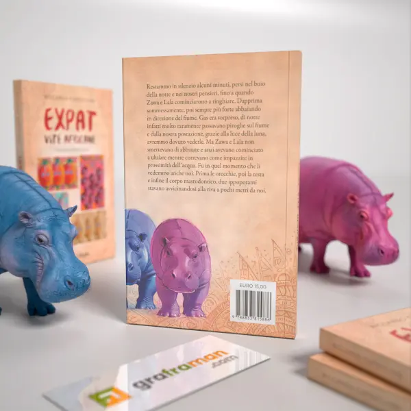 Rendering 3D ravvicinato del retro copertina di "Expat. Vite africane" con testo di quarta e le statuine di ippopotamo tra le pagine illustrate - Graframan