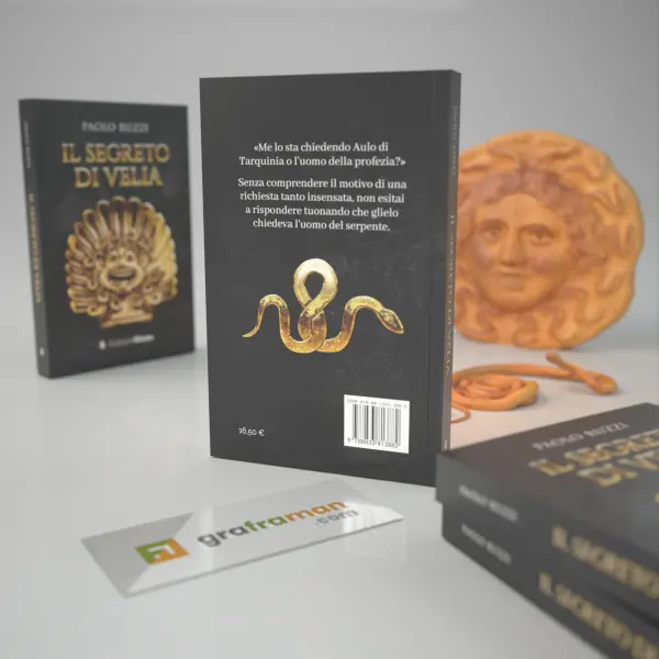 Rendering 3D ravvicinato del retro copertina di "Il segreto di Velia" con la citazione, e il serpente dorato in rilievo sullo sfondo - Graframan