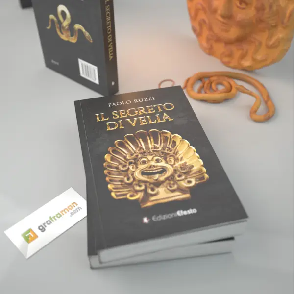 Rendering 3D ravvicinato della copertina frontale di "Il segreto di Velia" appoggiata sulle copie, con l'antefissa dorata e il disco di Medusa sfocati sullo sfondo - Graframan