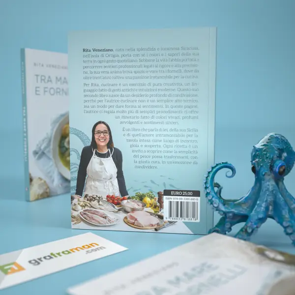 Retro di copertina del libro «Tra mare e fornelli» in primo piano, con la biografia di Rita Veneziano, il ritratto dell'autrice davanti al banco con il pescato, prezzo e ISBN - Graframan