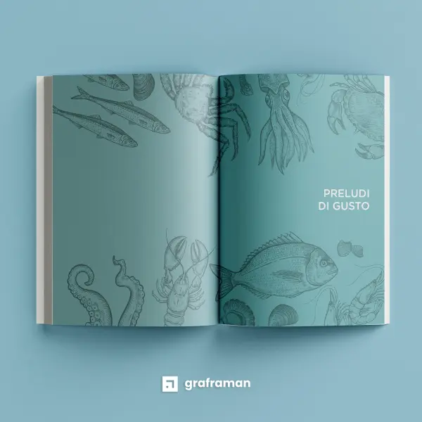 Mockup 3D del libro «Tra mare e fornelli» aperto sull'apertura della sezione «Preludi di gusto», a tutto colore verde acqua con illustrazioni a penna di pesci, crostacei e molluschi - Graframan