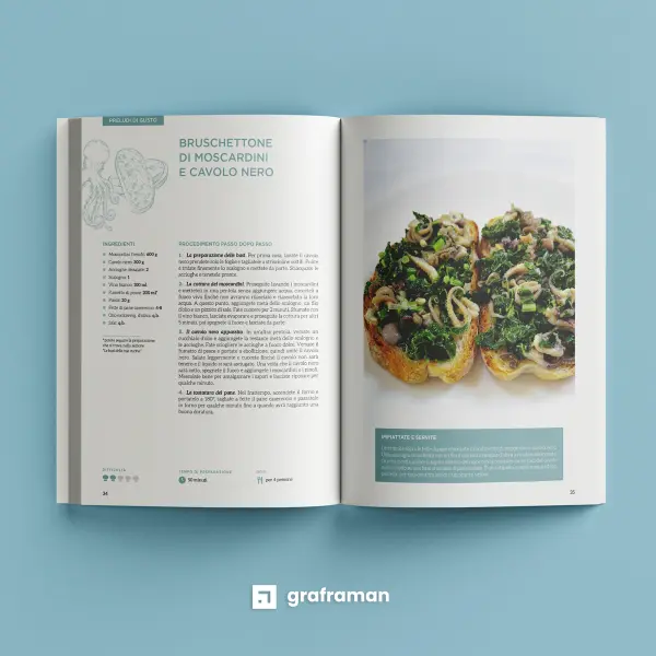Mockup 3D del libro «Tra mare e fornelli» aperto sulla ricetta «Bruschettone di moscardini e cavolo nero», con ingredienti e procedimento a sinistra, fotografia e riquadro «Impiattate e servite» a destra - Graframan
