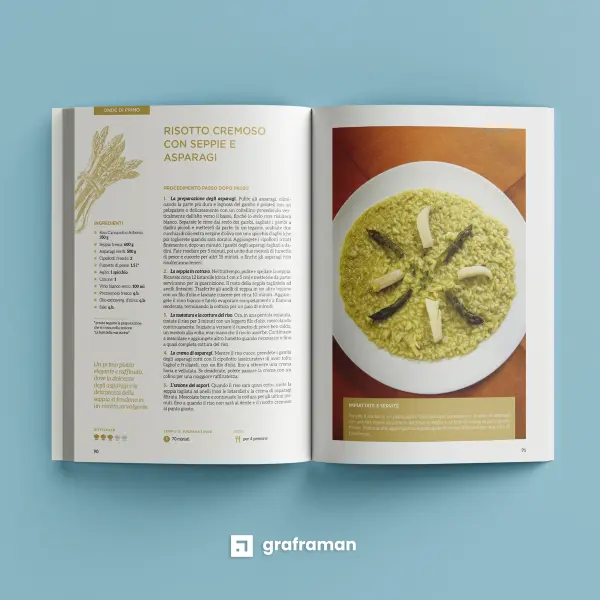 Mockup 3D del libro «Tra mare e fornelli» aperto sul «Risotto cremoso con seppie e asparagi», nella sezione «Onde di primo» in ocra, con l'illustrazione degli asparagi e la fotografia del piatto - Graframan